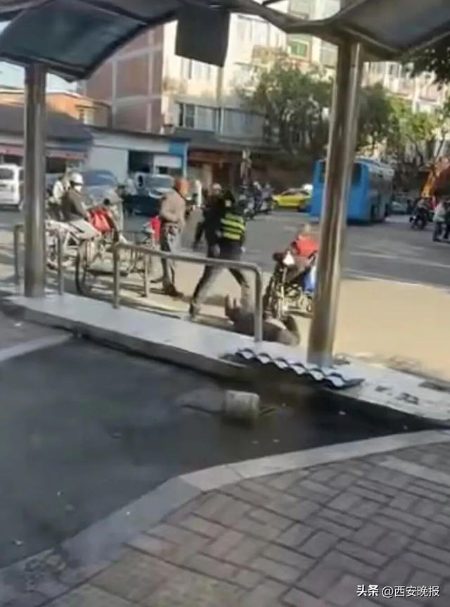 老人被城管队员推倒后离世？警方通报