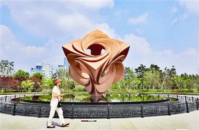 天津新景“活地球”草雕与“友谊之花”引市民游客争相“打卡” 游客笑容与城市美景共绘假期“最美”画卷