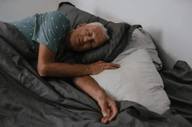 晚上不吃饭会更健康?医生提醒:年过55,晚餐要遵循这5个原则