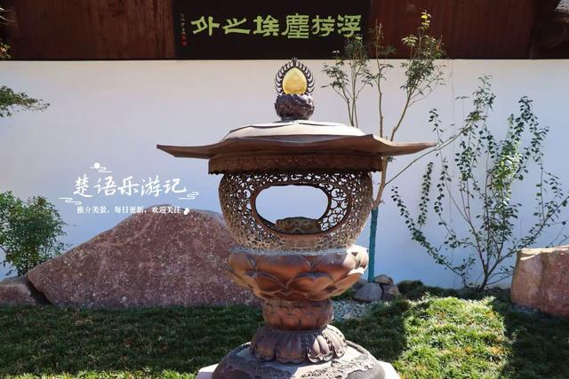 浙江宁波的半岛型山体风景，有遗址也有风车公路，被誉为拍照胜地