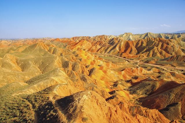 张掖七彩丹霞，一处“被上帝打翻的调色盘”，看大自然的鬼斧神工