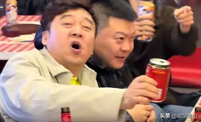 赵本山儿子请客吃砂锅，在暖棚里凑桌显寒酸，宋晓峰喝到鼻脸通红