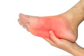 “脚底痛”是大病的提示？医生忠告：可能是这几种疾病，要警惕了图片