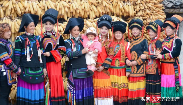 凉山公益慢火车变打卡地，游客围观拍老人，居民生活被侵扰