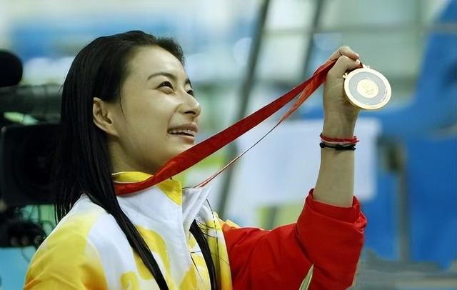 霍震霆没想到，44岁儿媳郭晶晶再次官宣喜讯，让整个阔太圈沉默了