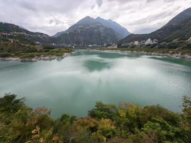 玉垒关下何奇？两江交汇！