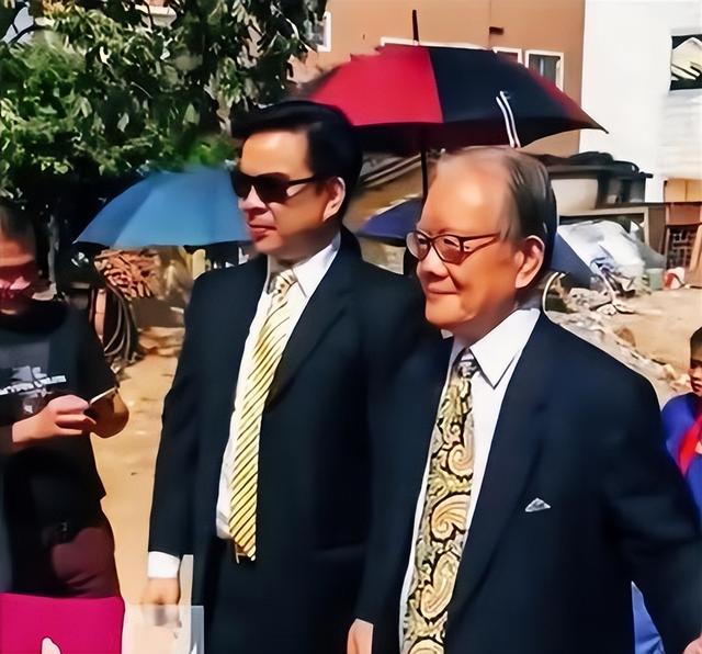 向府治丧现场大批警员戒备！向太向佐露面	，遗嘱分配曝光出乎意料