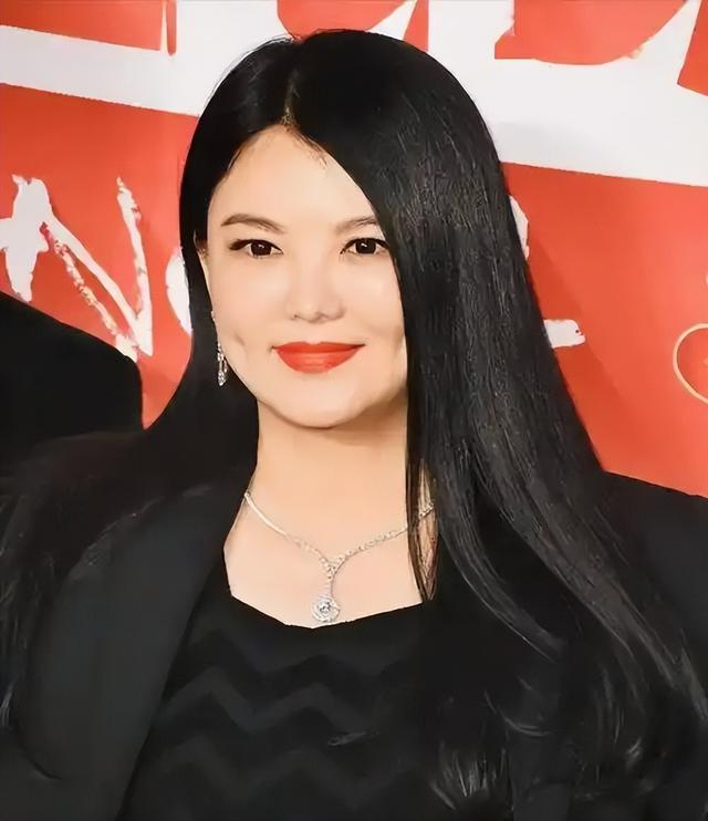 李湘被禁关5天后	，家境被扒底朝天，父母身份曝光，果然不简单