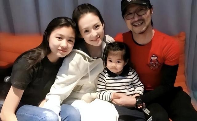 汪峰女儿小苹果晒与男友亲密合照，肤白貌美大长腿，像极了生母