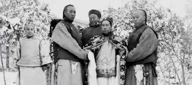 北京挖出大太监李莲英之墓，开棺后，考古人员被吓得浑身发抖