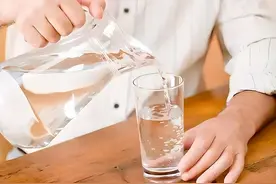 痛风喝水有讲究！这样喝，尿酸降了，肾也保住了图片