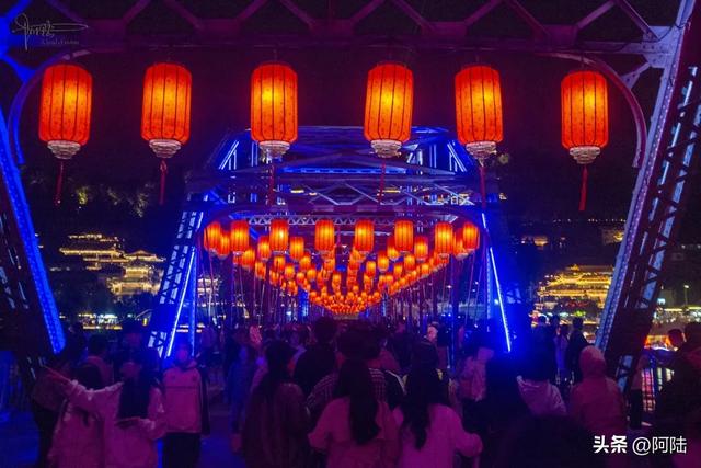 兰州最著名的黄河铁桥,其实是由三个国家合作而建,夜景灯光旖旎
