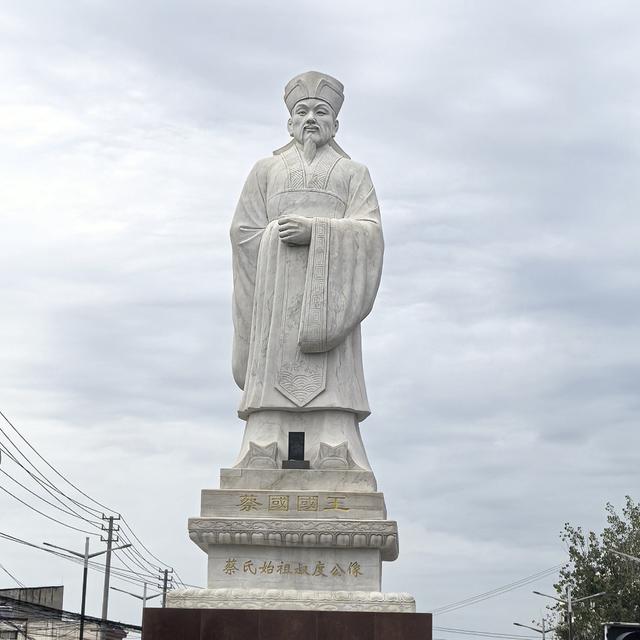 蔡氏始祖是上蔡县的蔡叔度，陵墓三千多年保持原样，实在难能可贵