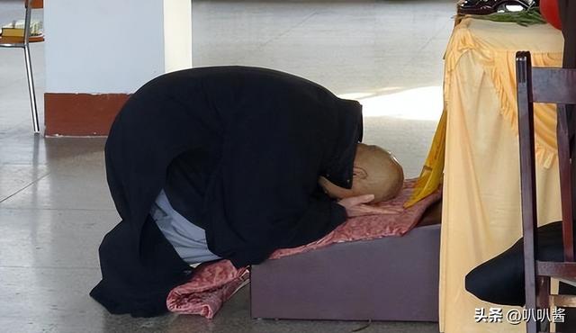 他用八年时间徒步走到拉萨，七步一叩首，7400里，竟磕出“天眼”