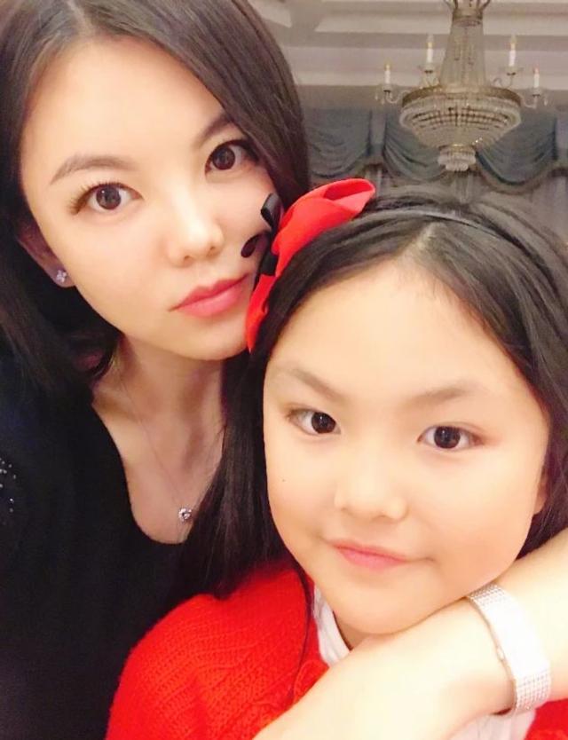 王诗龄晒自家北京小院，大半夜穿旗袍拍照，面无表情上演中式恐怖