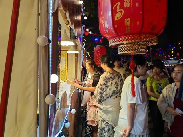 实拍!这条500米小街成夏夜顶流——