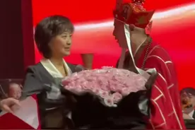 唐僧扮演者为女儿国国王演员献花，72岁的朱琳，勾起多少人的童年图片