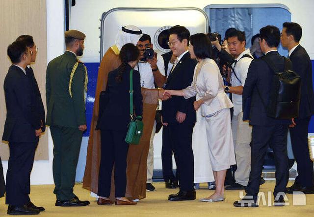 韩国第一夫人惊艳了埃及！59岁穿丝绸收腰裙，小腹凸起也难掩风韵