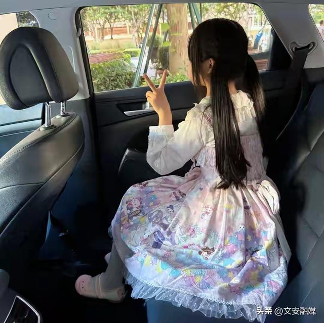 大一女生穿洛丽塔报到遭搬行李，网友力挺学长