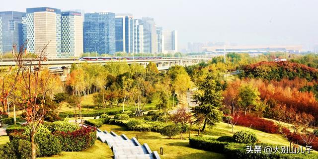 层林尽染秋景如画