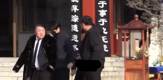 唐嫣罗晋现身！罗晋父亲葬礼现场，罗晋手持照片	，唐嫣紧随其后