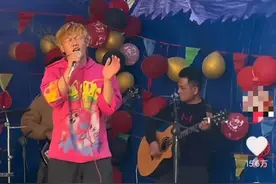 终于看到“寨子的明星”，云南一傈僳族歌手在村子婚礼上表演走红图片