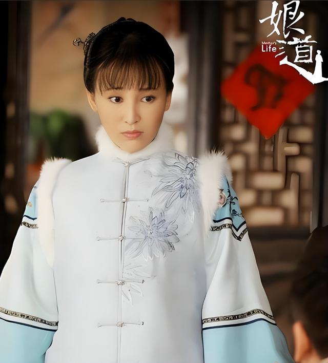 她19岁与导演私奔，在地下室裸婚连生3胎，今被丈夫用7部剧捧红