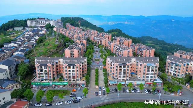 重庆綦江籍籍无名的袖珍镇,距主城很近,凭啥引来数万常住游客?