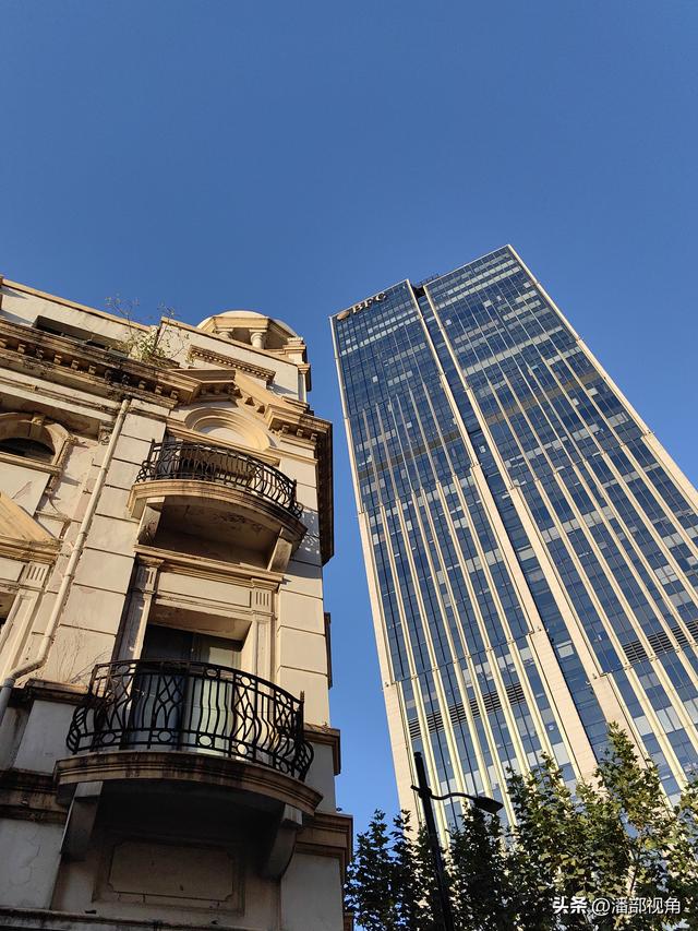 冬日暖阳里的上海街景