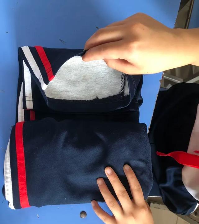 叠衣服慢还占地方？学会这个“口袋法”三秒一件，柜子轻松变大！
