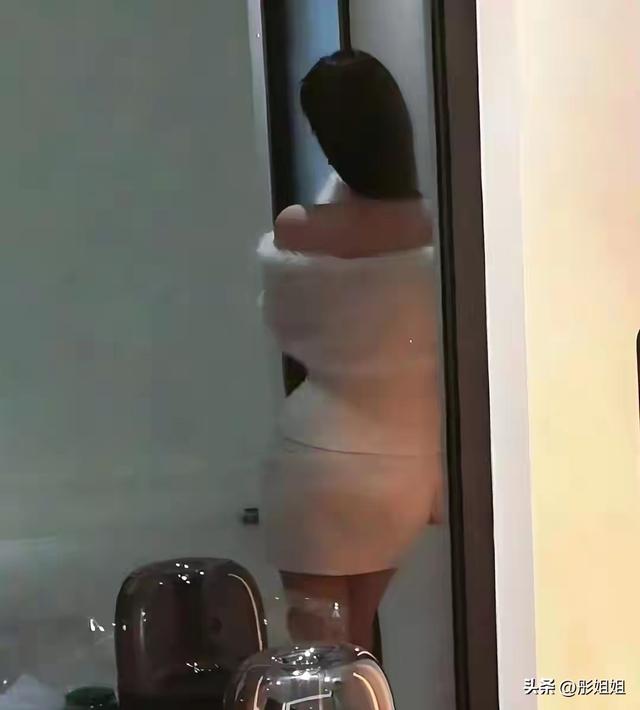 刘亦菲在家玩自拍，不料被镜子“出卖”了，网友直呼：好女人啊！