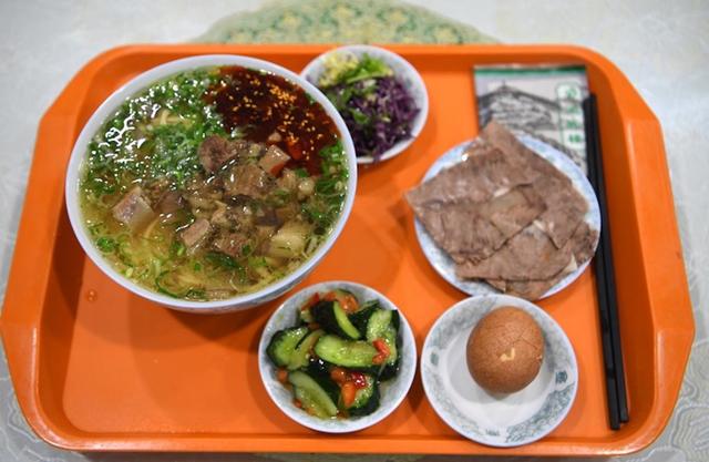 你以为在兰州吃牛肉面就为了那几块肉？我其实是去喝那一口汤！