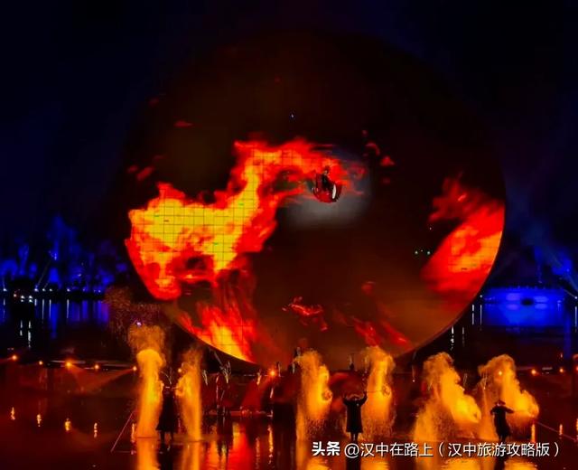 汉中这场演出铁花炸裂、孔明灯漫天,好看好玩还出片!