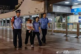 岳阳一12岁女孩逃学出走，铁路工作人员当起了“知心姐姐”图片