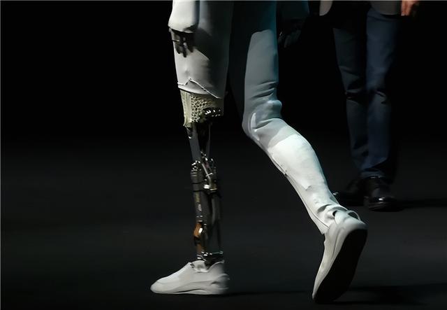 小鹏女性机器人现场“脱衣割肉”！历史首次机器人证明自己不是人