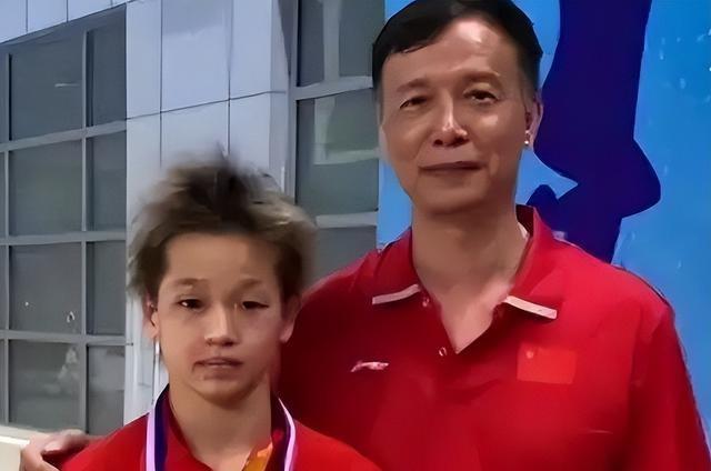 全红婵归队了！她变化真大，身材高挑颜值抢眼，留了长发气场强大