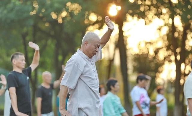 每天锻炼却换来一副“人工膝盖”！医生：上了年纪这3种运动要慎做