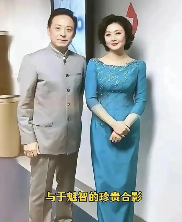 至今未婚未育，身边却有男人陪了近27年！59岁的她才是真人间清醒