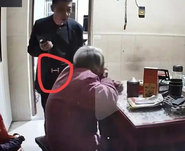 母亲被儿子暴打后续：男子身份被扒、高清正面照流出，悬针纹明显