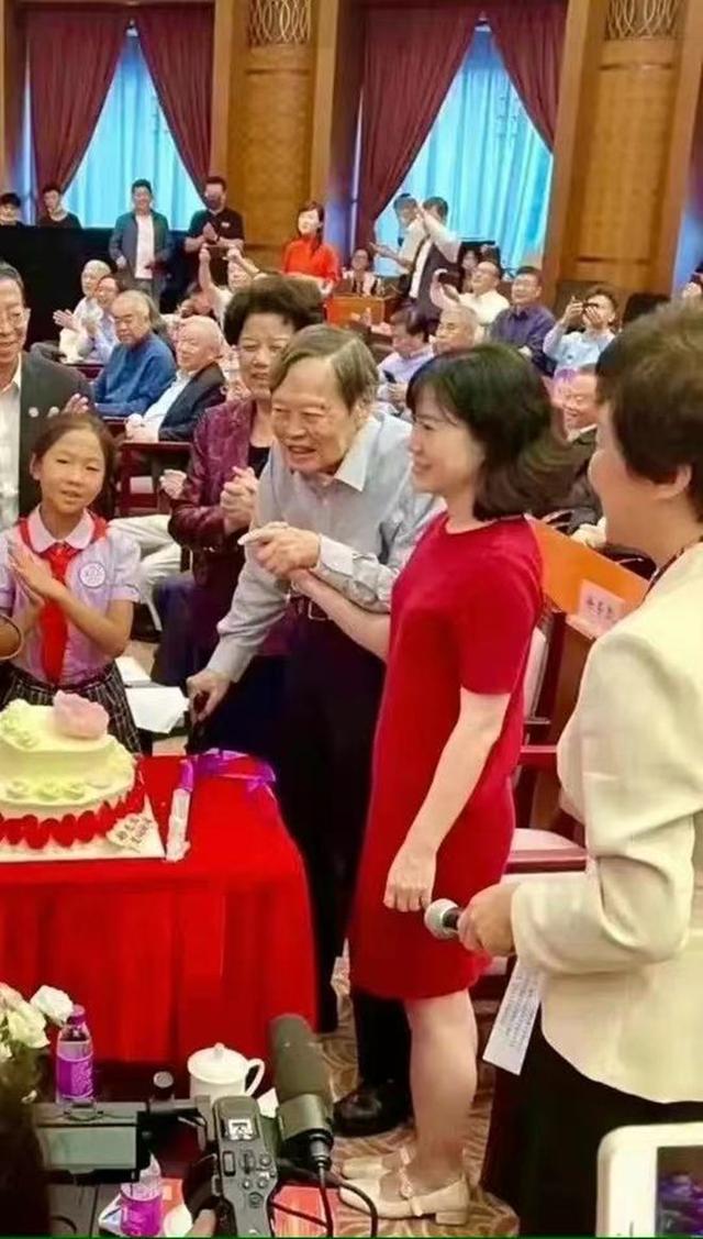 杨振宁追悼会确定，离世前状态曝光，摔跤酿大祸，翁帆或早有察觉