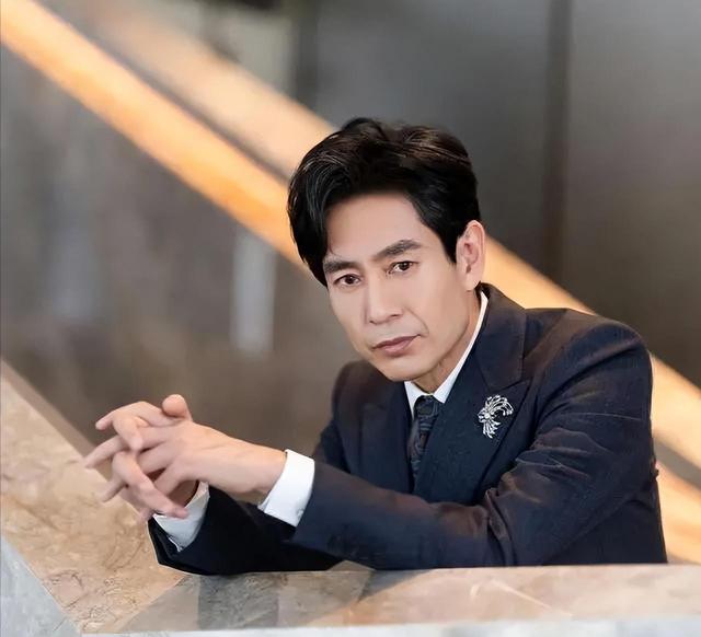 54岁凭央视大剧一夜爆火，如今又父子同台飙戏，17岁儿子比他还帅