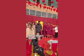 男生婚礼上抢到手捧花，开心冲向台下送给女友图片