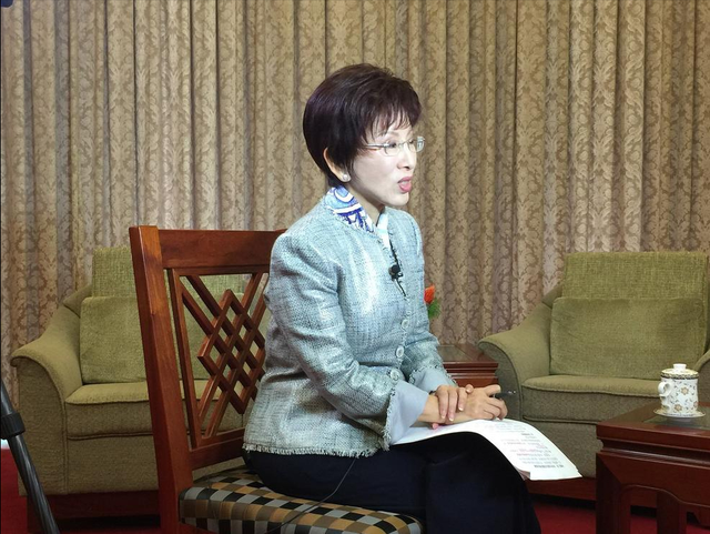 回去就抓捕？洪秀柱专机落地台北，国台办的意思早已经说透