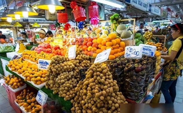 泰国大量水果腐烂，因为摊上的一句中文，中国游客：自己留着吧