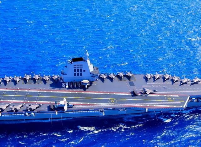 “搞笑”的不是坠机，是老航母还在撑场面！美军的精锐去哪了？