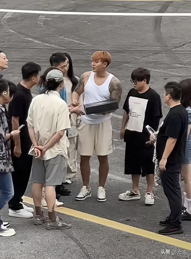 黄子韬这身材比例 庞大的身躯 估计是婚后发福了 有点山东大汉的感觉