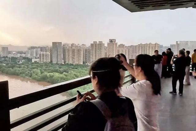 “清凉兰州” 盛夏时节 兰州黄河楼换新升级 引客来