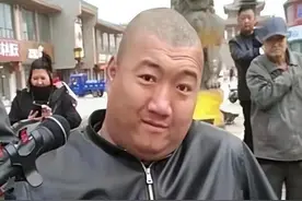 辽宁男人，出生就没手没脚，却娶老婆，生大胖儿子，年入百万图片