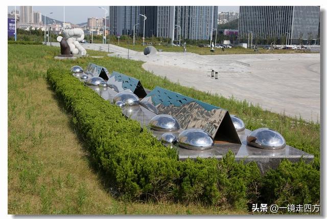 在大连陵水湾打造出的“海纳百川”国际雕塑景观带