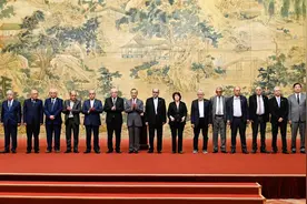 中国主动出击，美国不配当“世界警察”，特朗普上台，大变局开启图片